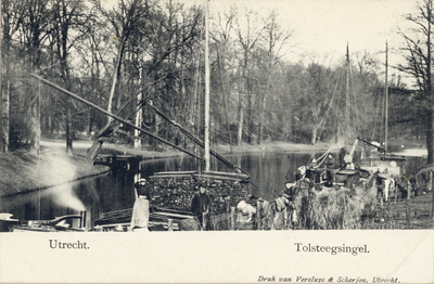 2293 Gezicht op de Stadsbuitengracht te Utrecht met op de voorgrond een turfschip.